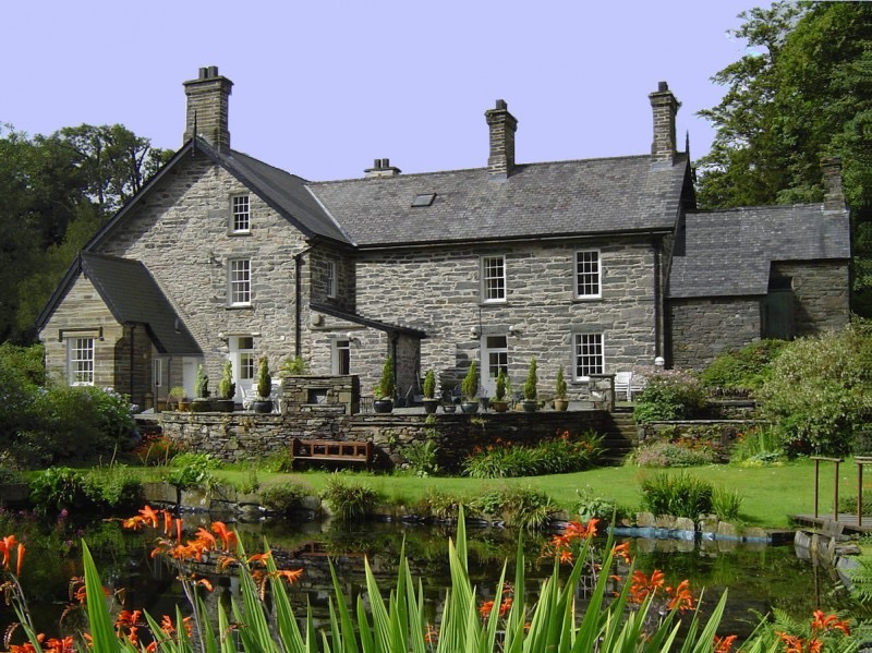 Lake House (L) and Old Bell House (R)